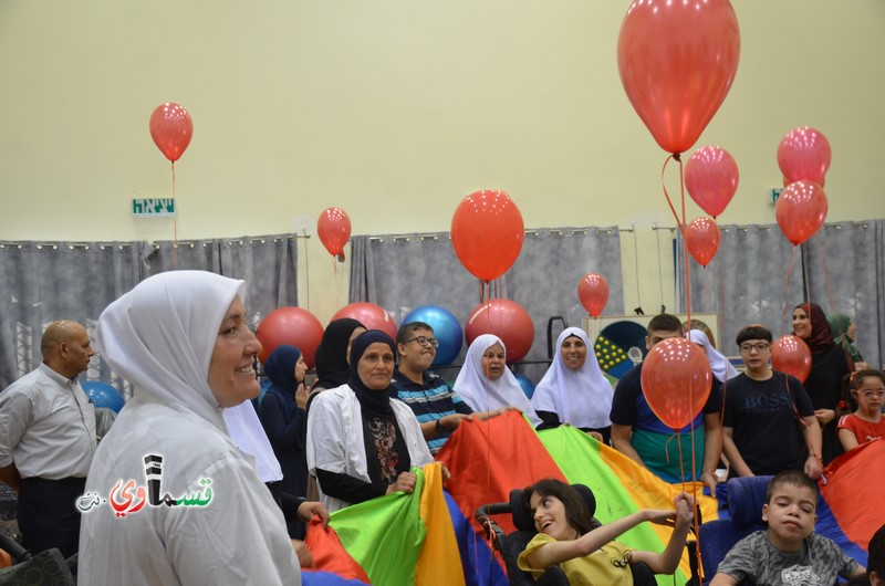 كفرقاسم- فيديو: نواب وأعضاء المجلس البلدي يشاركون الطلاب افتتاح عامهم الدراسي  باجواء بهيجة .